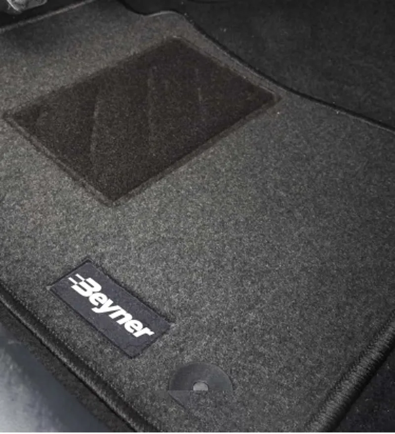 Tapis de voiture avec logo.